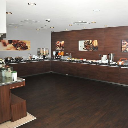 Hotel Ramada Питешти Экстерьер фото
