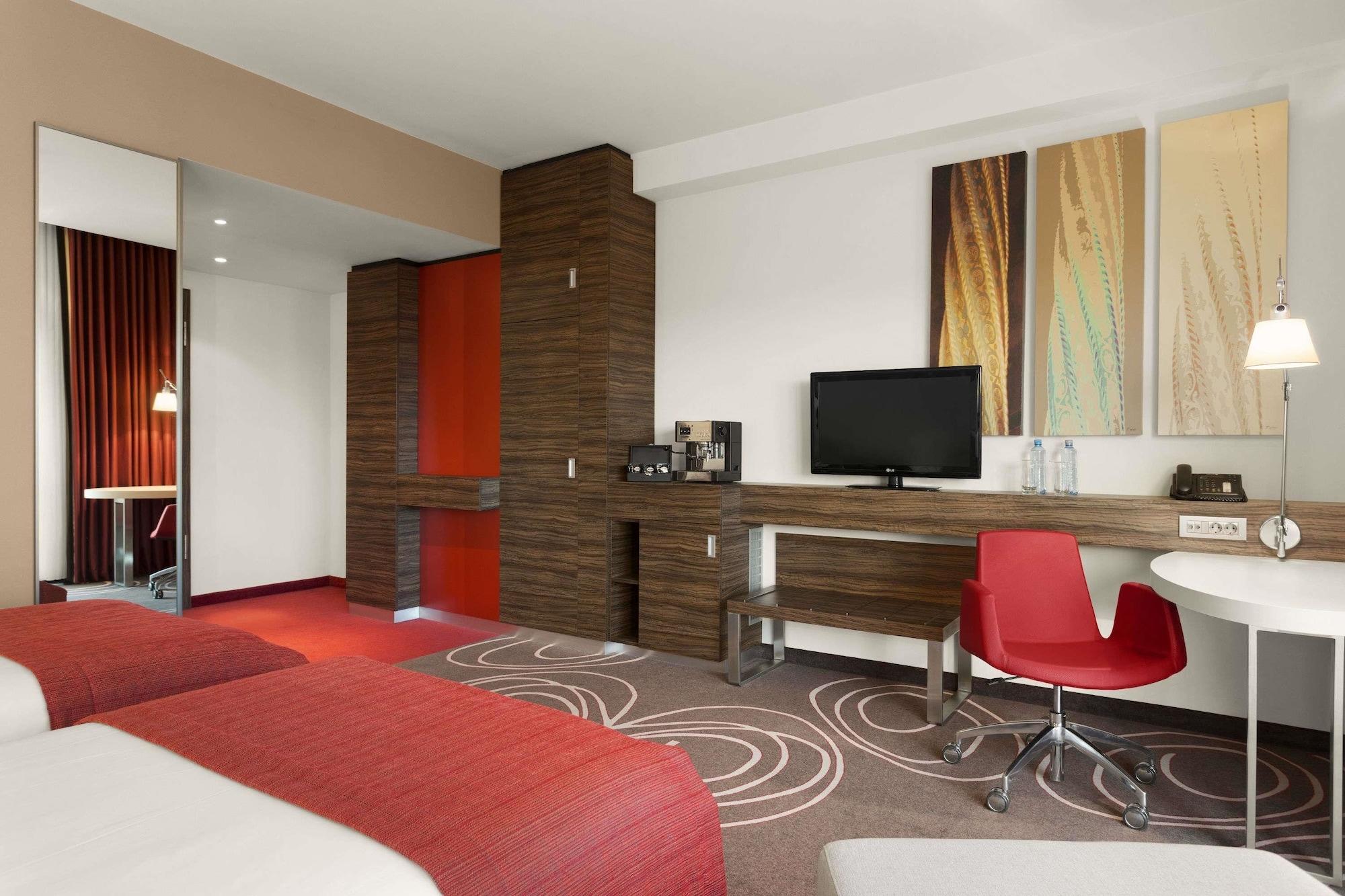 Hotel Ramada Питешти Экстерьер фото