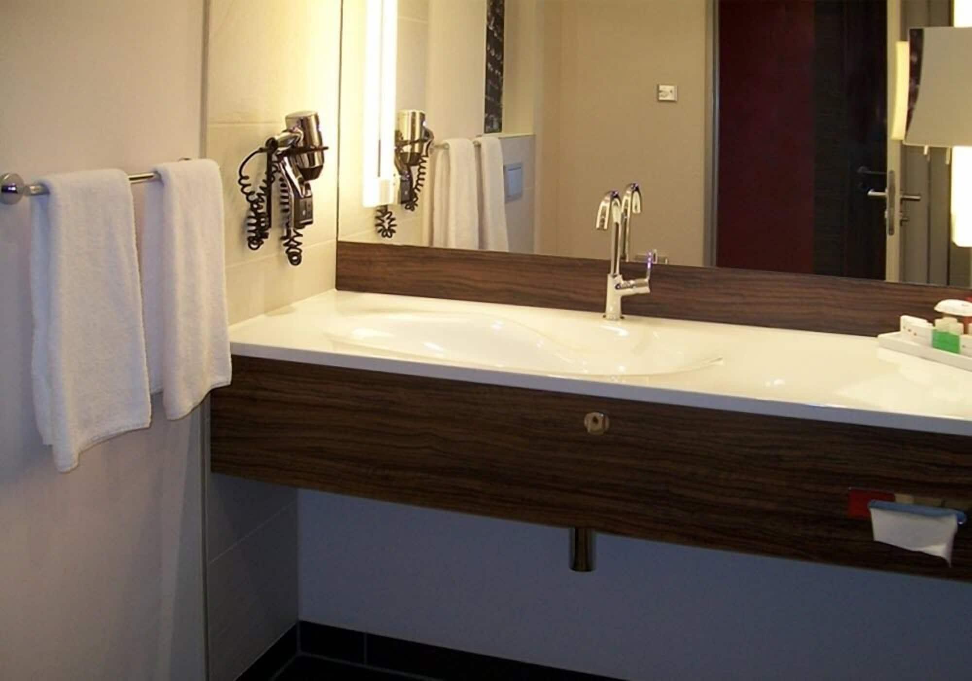 Hotel Ramada Питешти Экстерьер фото