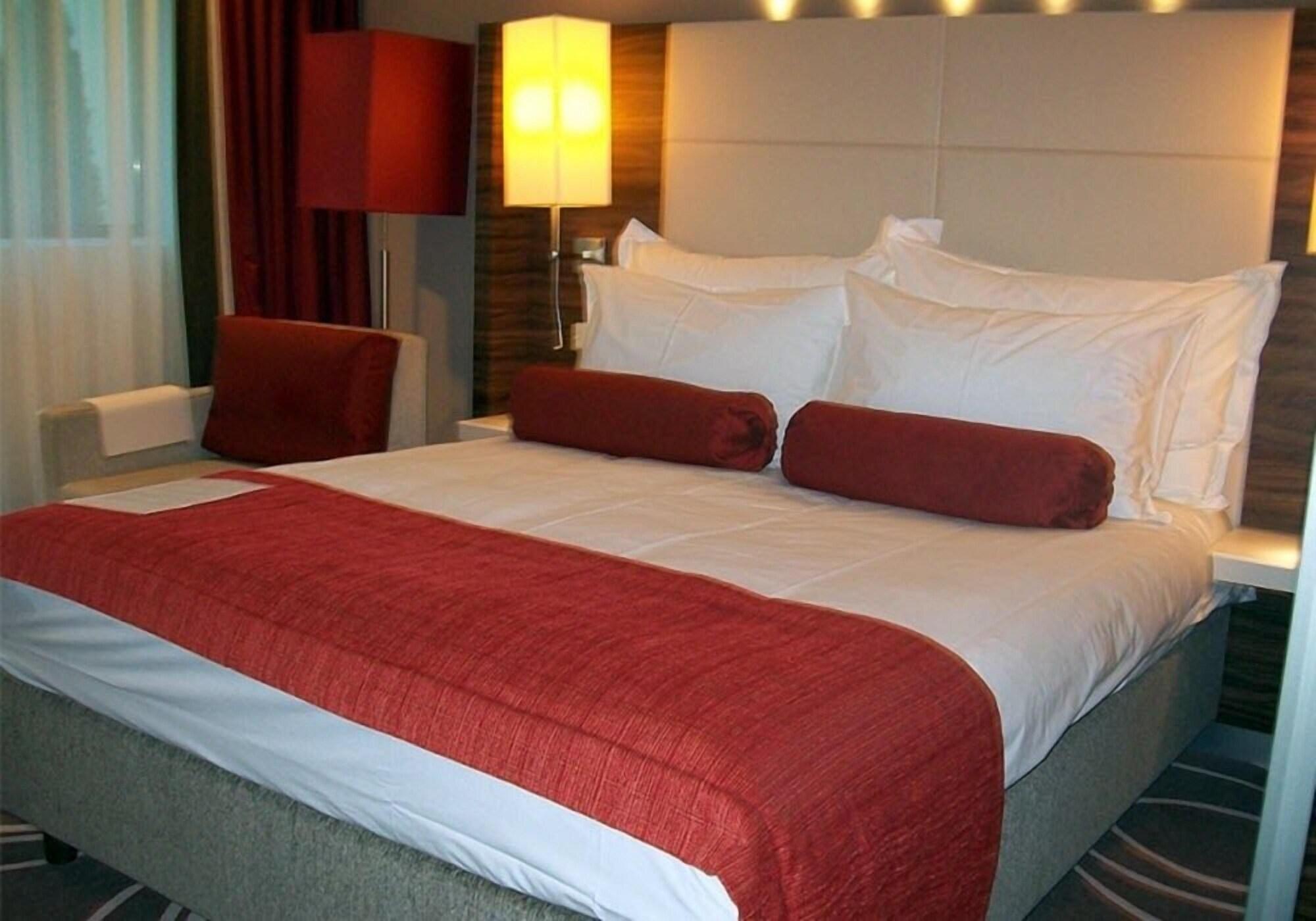 Hotel Ramada Питешти Экстерьер фото