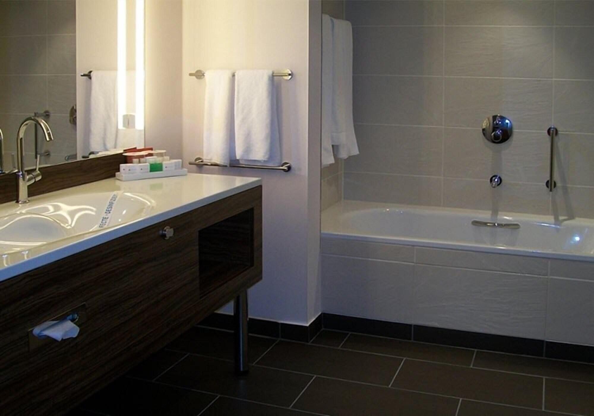 Hotel Ramada Питешти Экстерьер фото