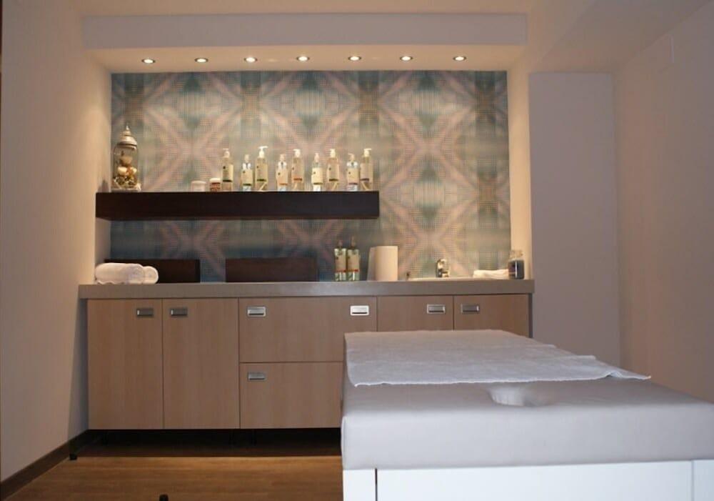 Hotel Ramada Питешти Экстерьер фото