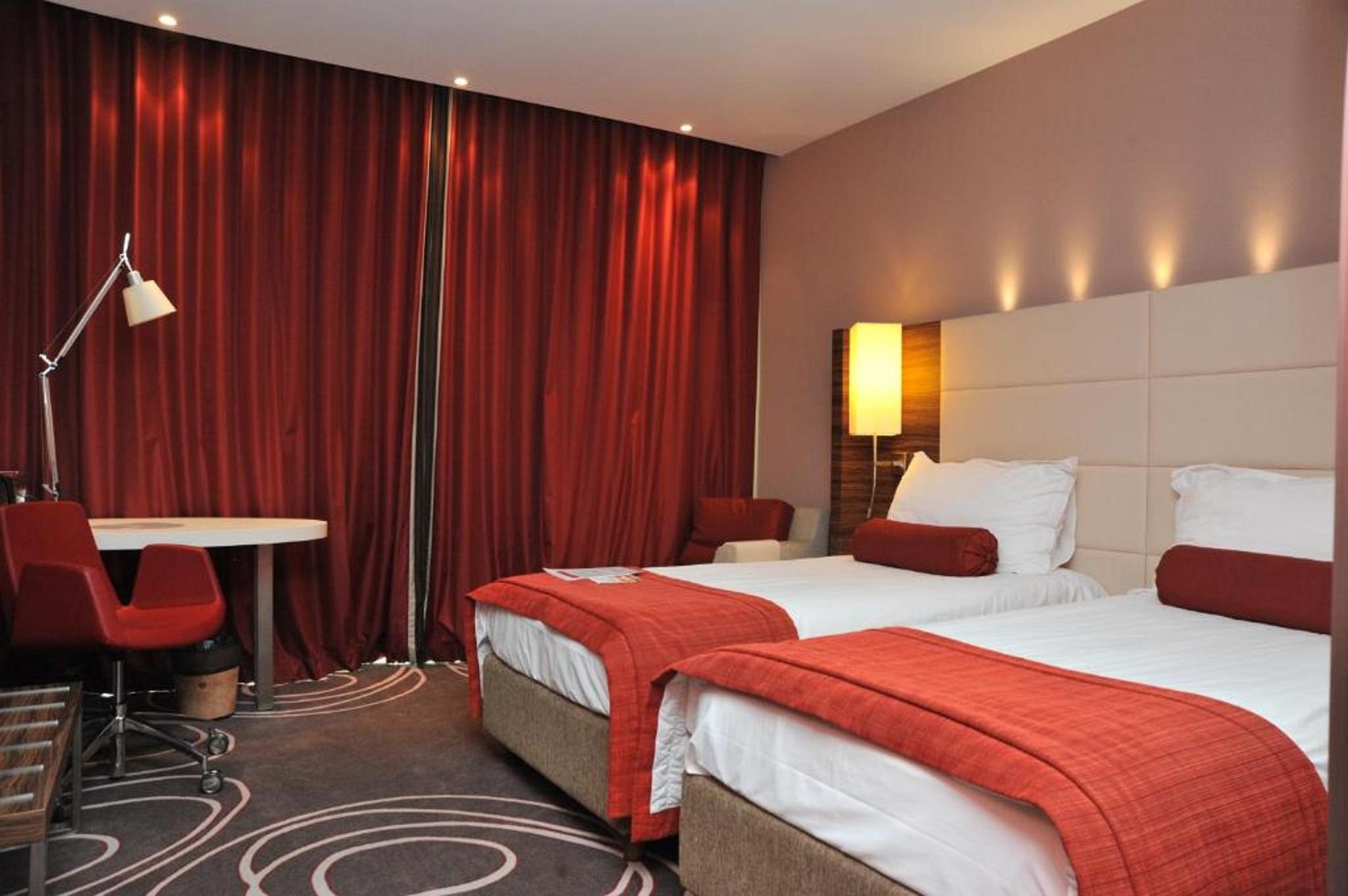 Hotel Ramada Питешти Экстерьер фото