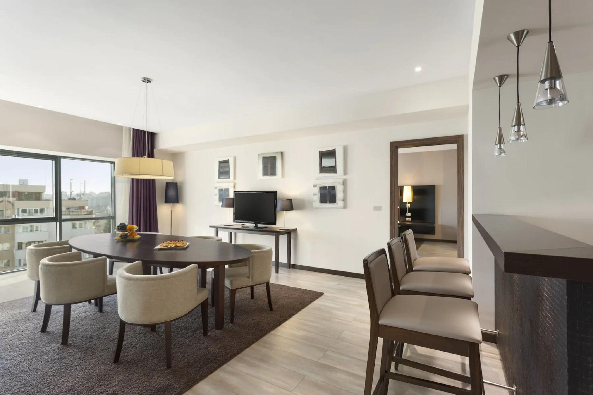 Hotel Ramada Питешти Экстерьер фото