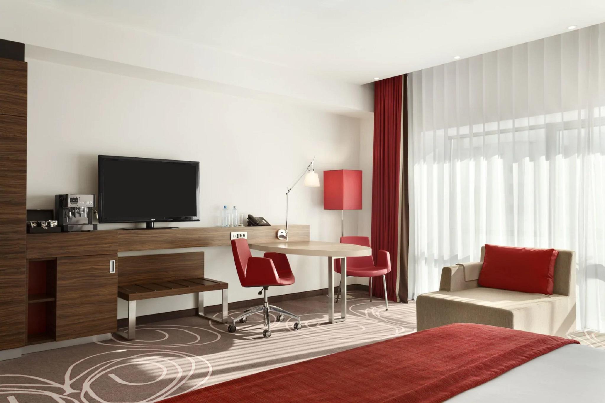 Hotel Ramada Питешти Экстерьер фото