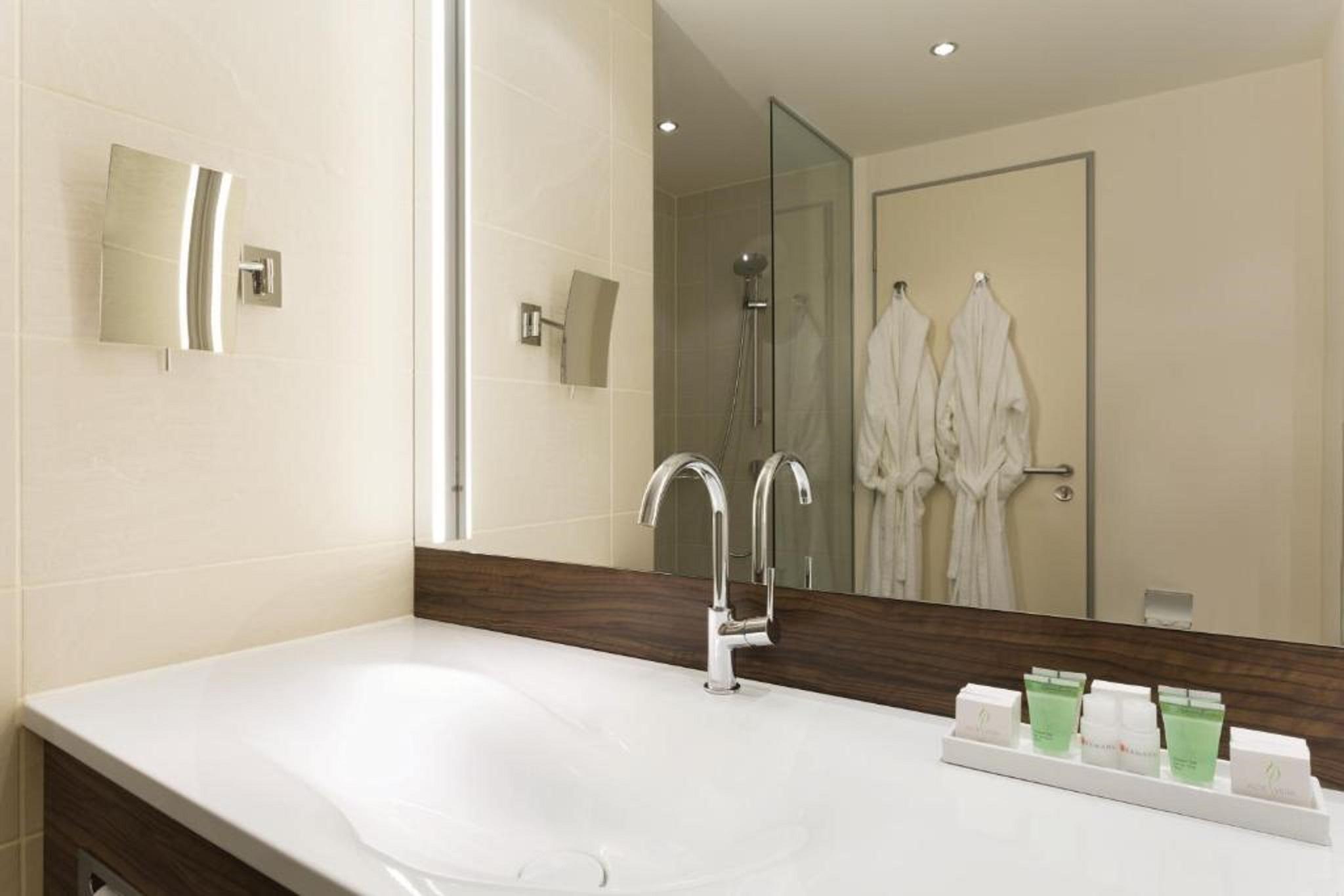 Hotel Ramada Питешти Экстерьер фото