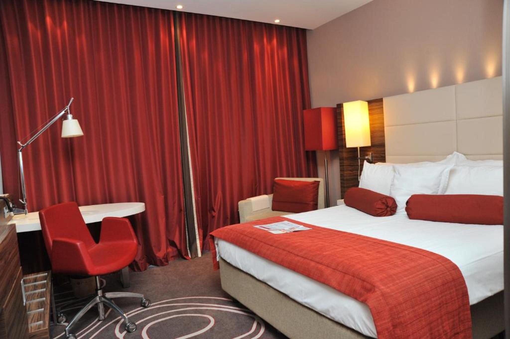 Hotel Ramada Питешти Экстерьер фото