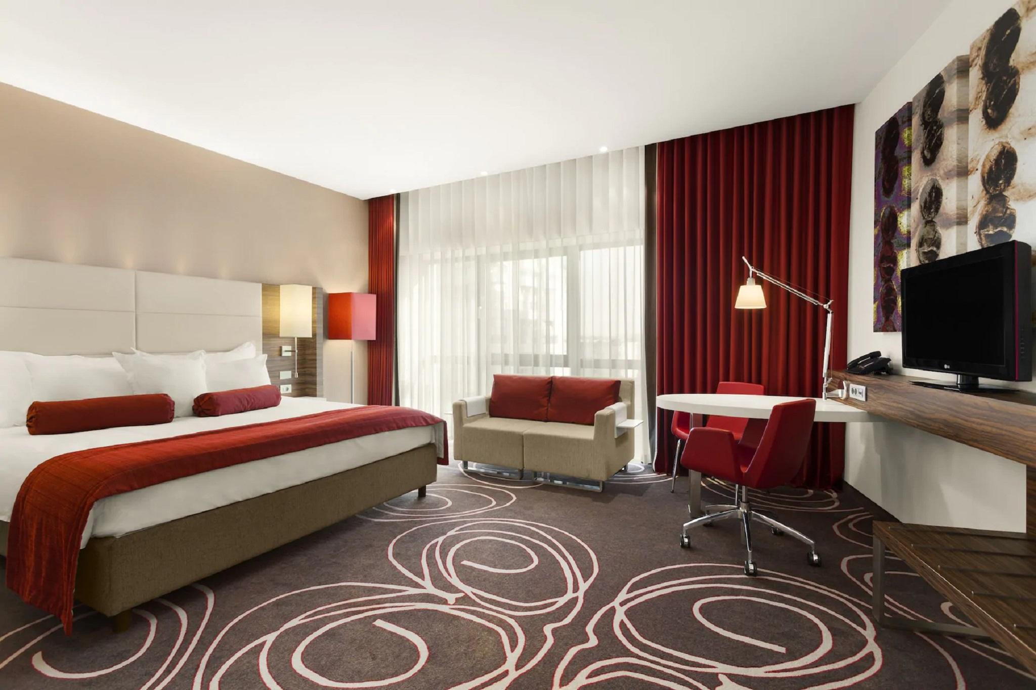 Hotel Ramada Питешти Экстерьер фото