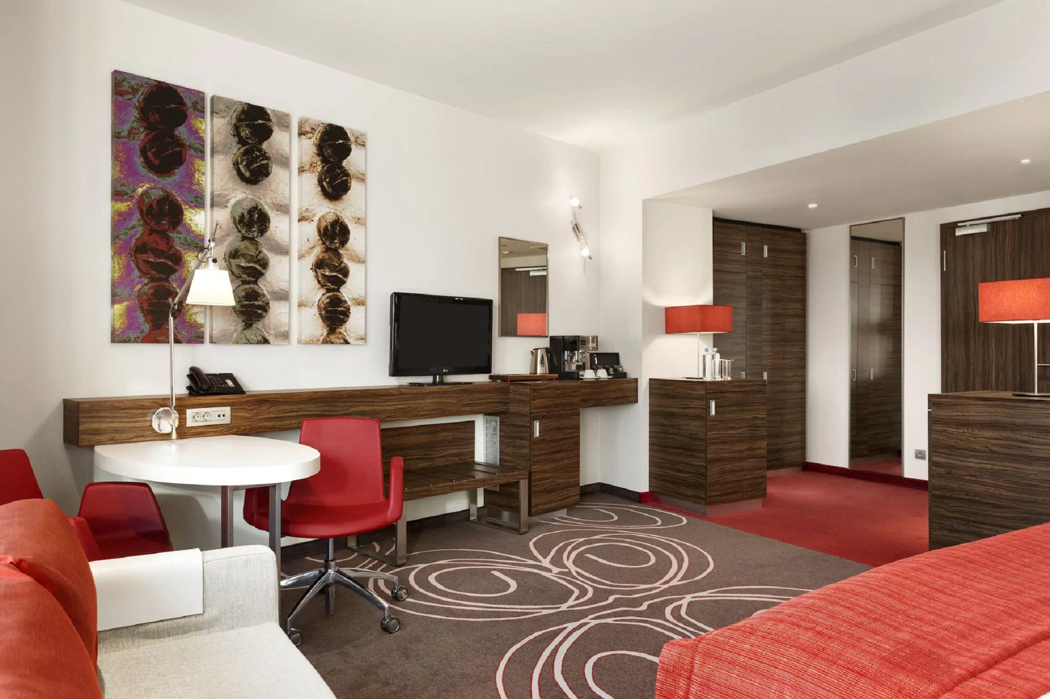 Hotel Ramada Питешти Экстерьер фото