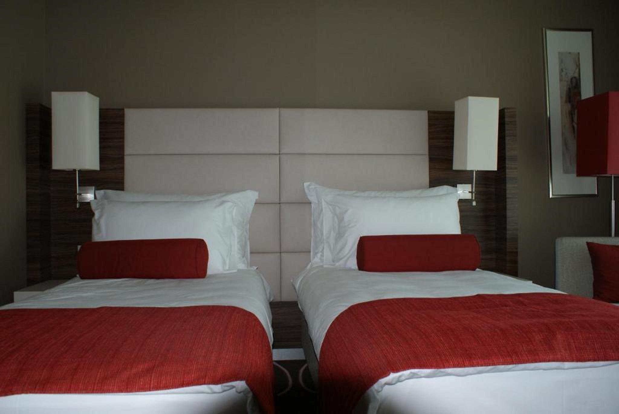 Hotel Ramada Питешти Экстерьер фото