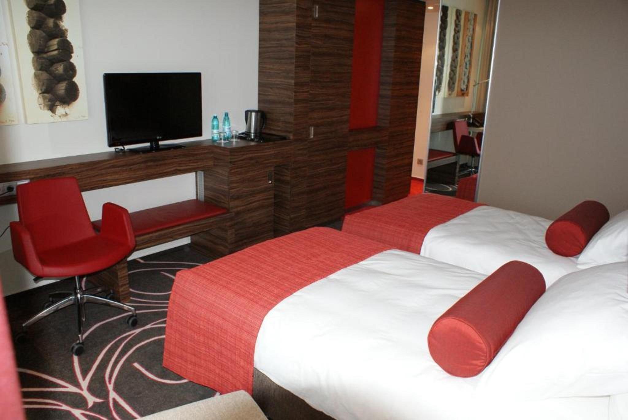 Hotel Ramada Питешти Экстерьер фото