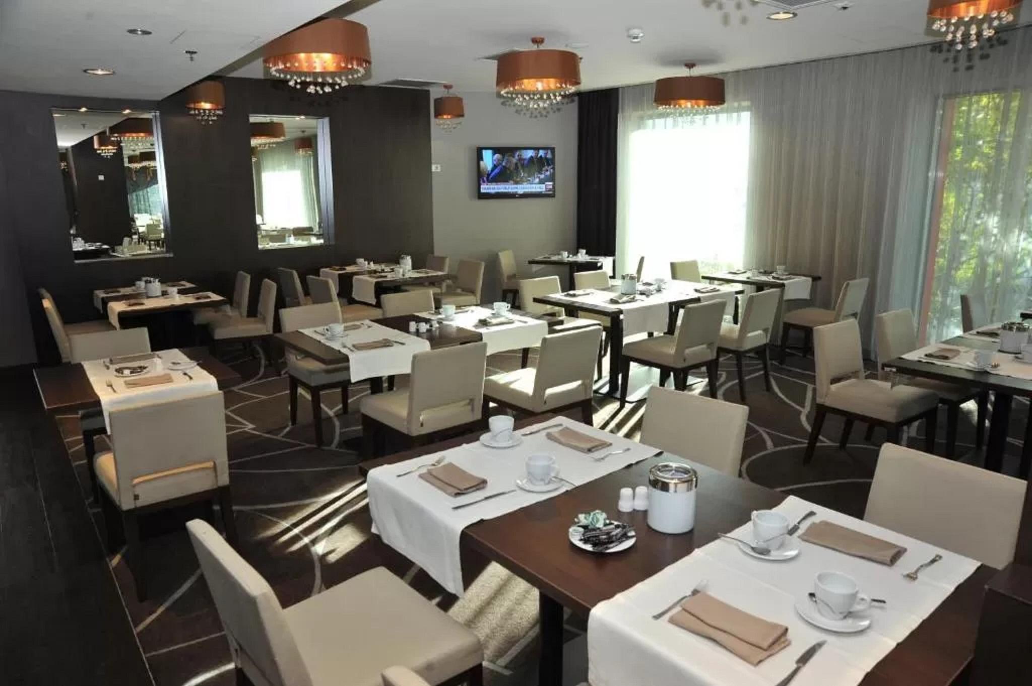 Hotel Ramada Питешти Экстерьер фото
