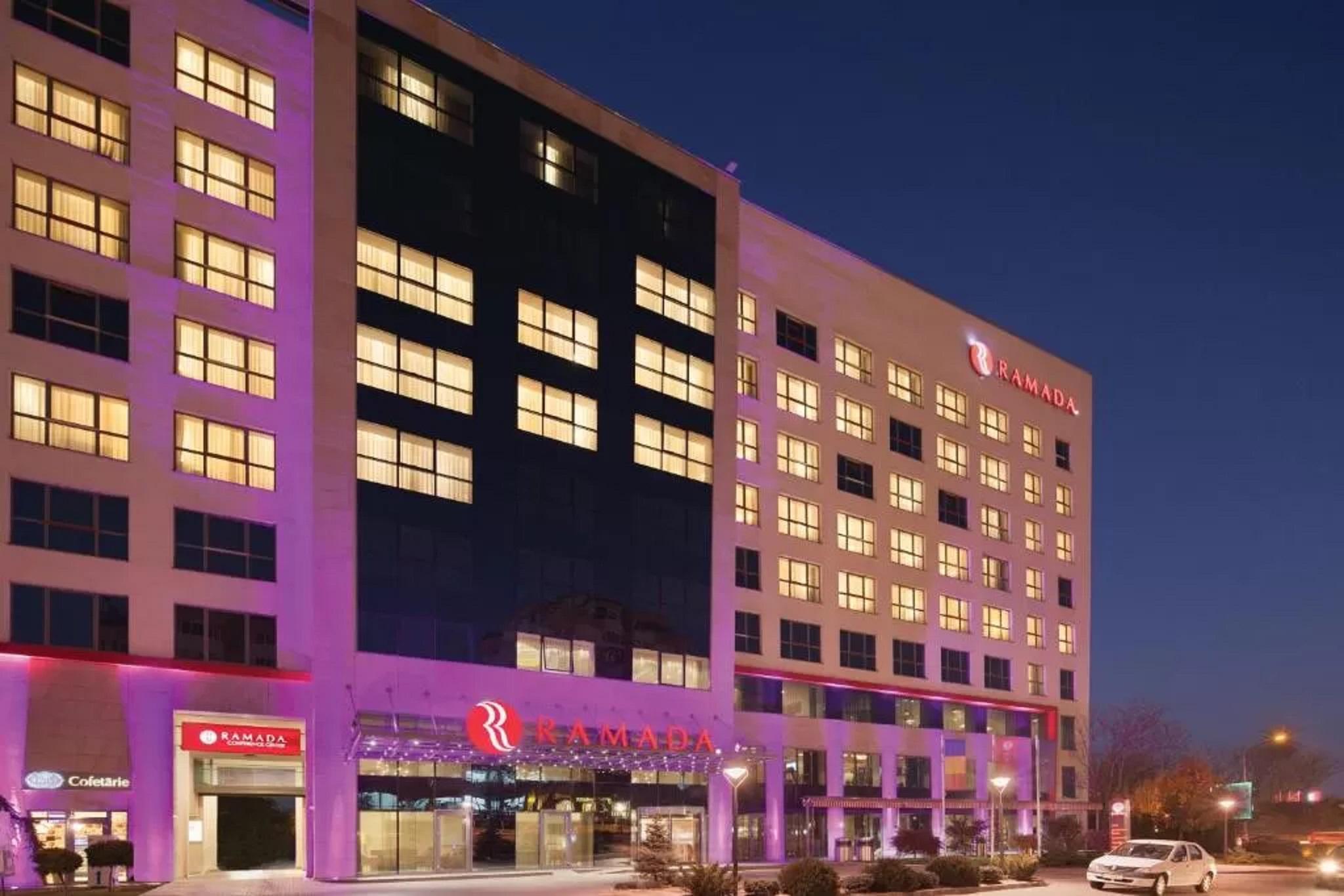 Hotel Ramada Питешти Экстерьер фото