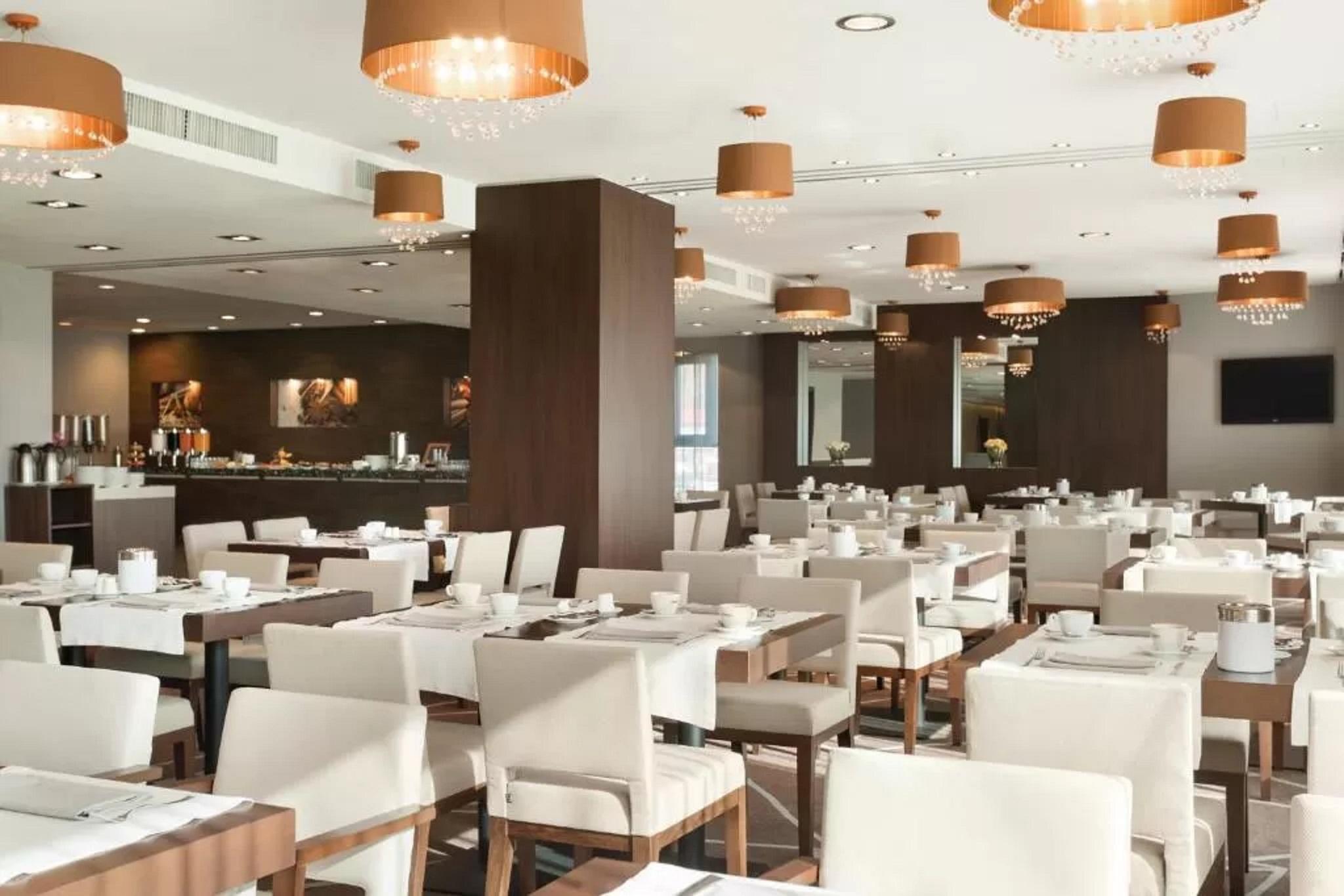 Hotel Ramada Питешти Экстерьер фото