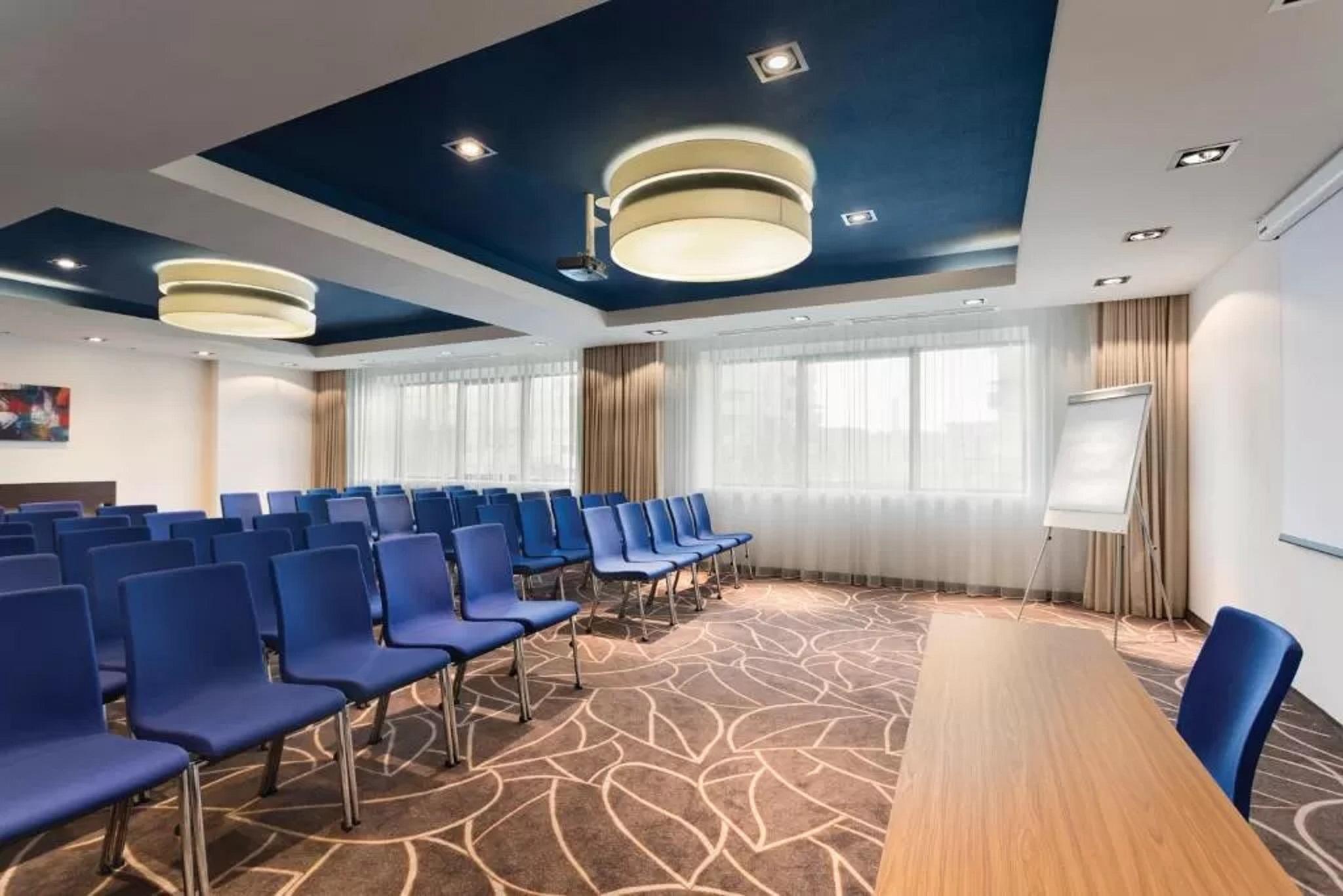 Hotel Ramada Питешти Экстерьер фото