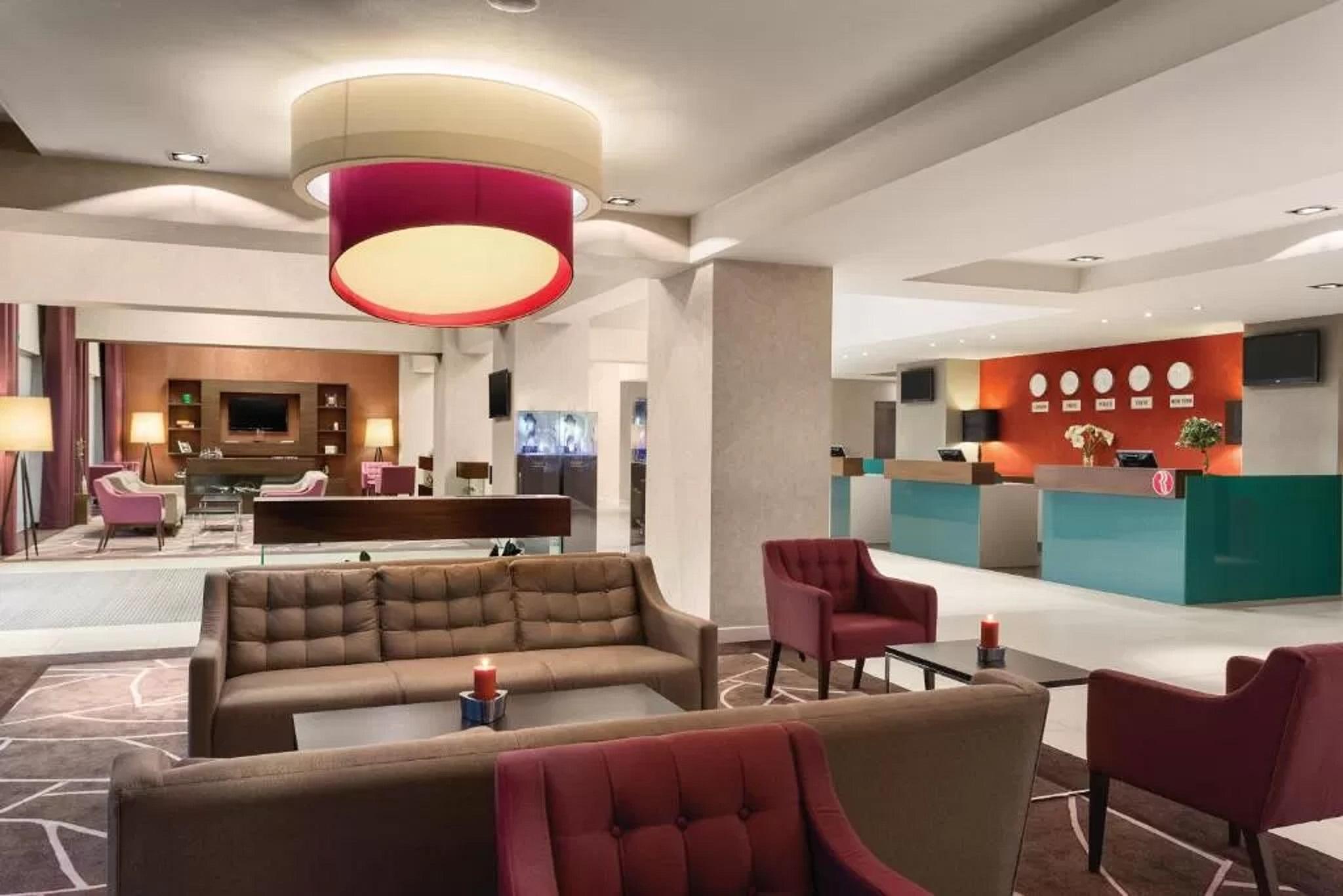 Hotel Ramada Питешти Экстерьер фото
