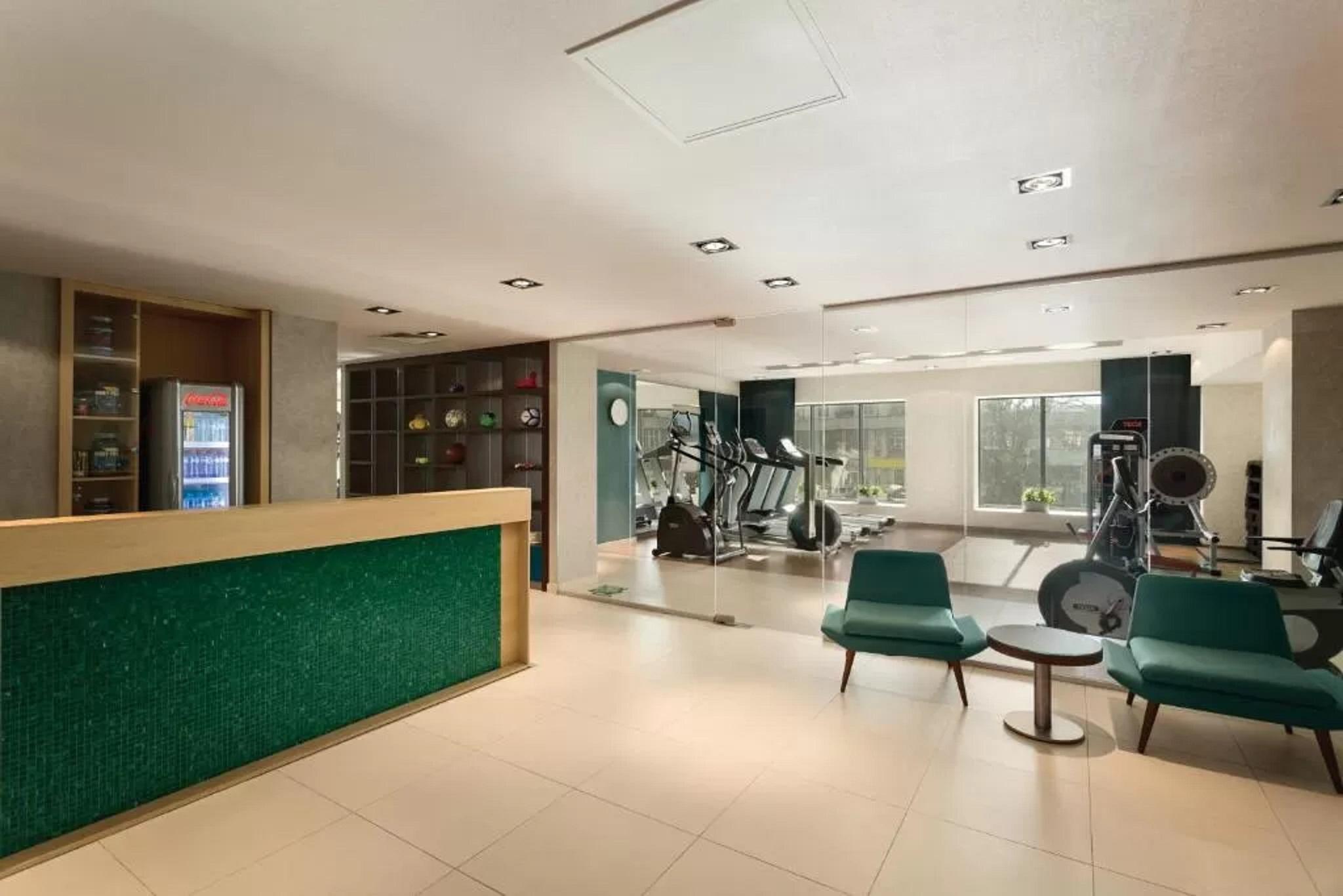 Hotel Ramada Питешти Экстерьер фото