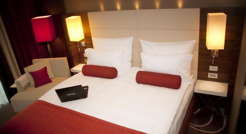 Hotel Ramada Питешти Экстерьер фото