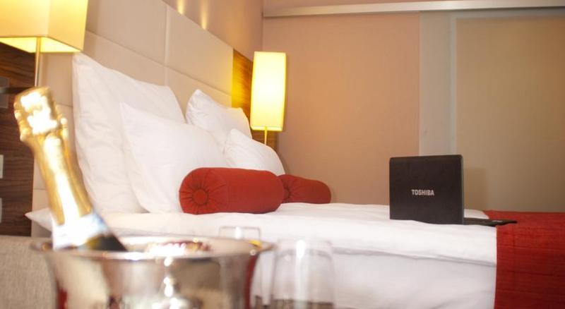 Hotel Ramada Питешти Экстерьер фото