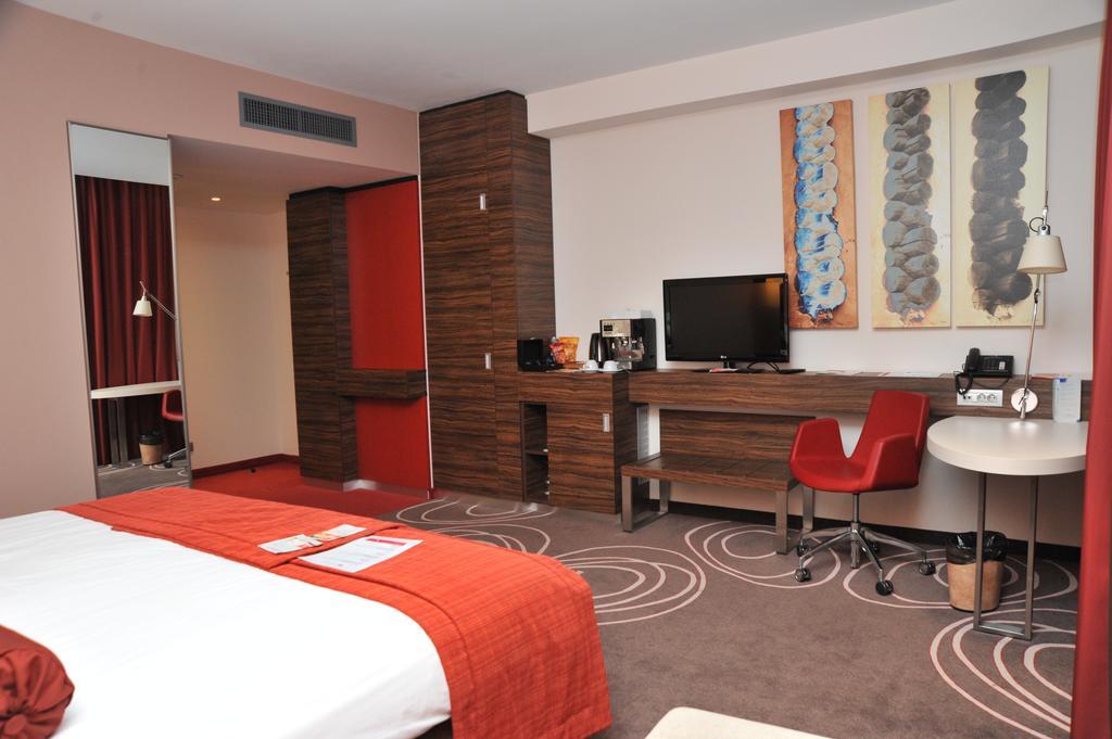 Hotel Ramada Питешти Экстерьер фото