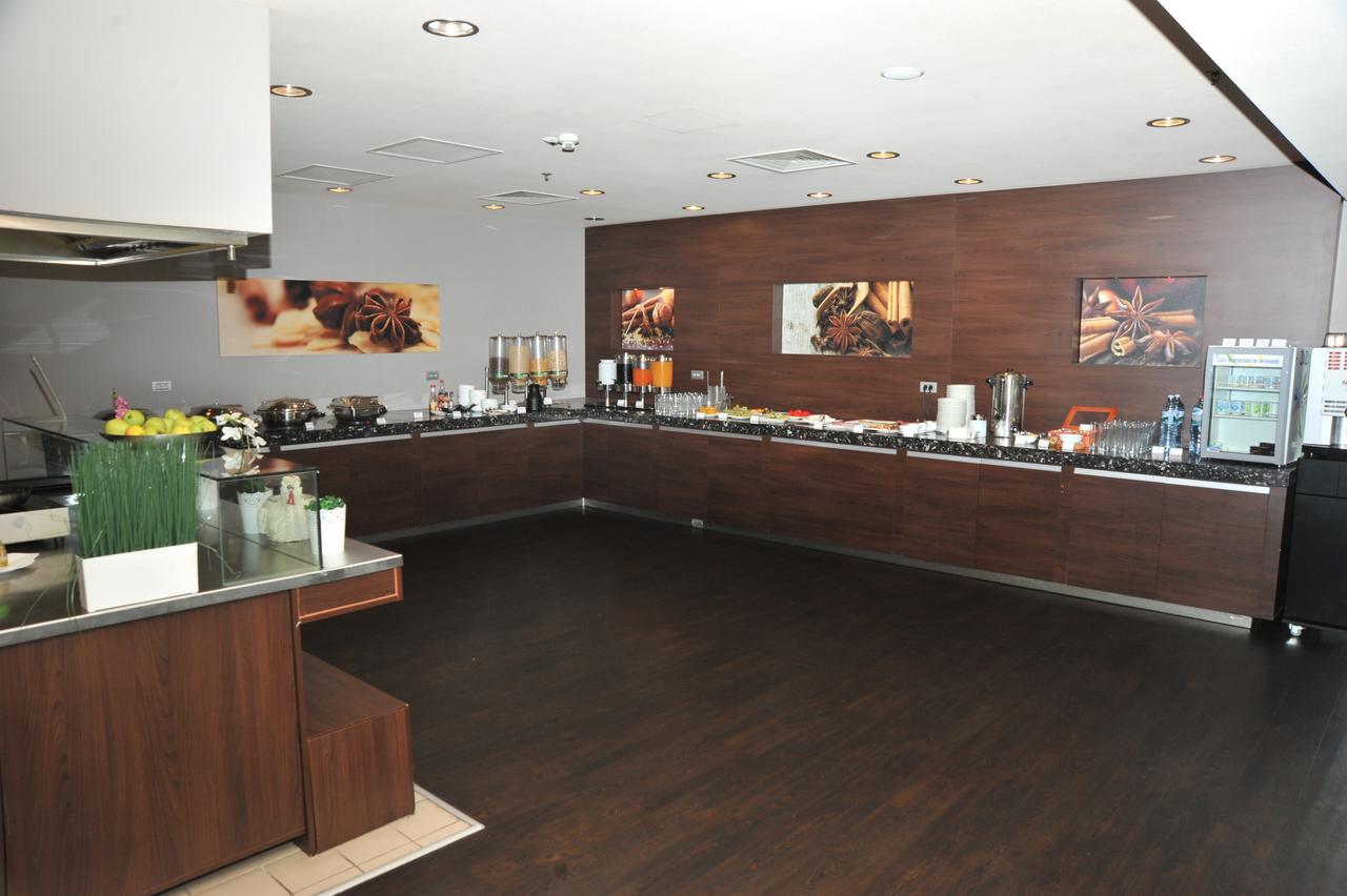 Hotel Ramada Питешти Экстерьер фото