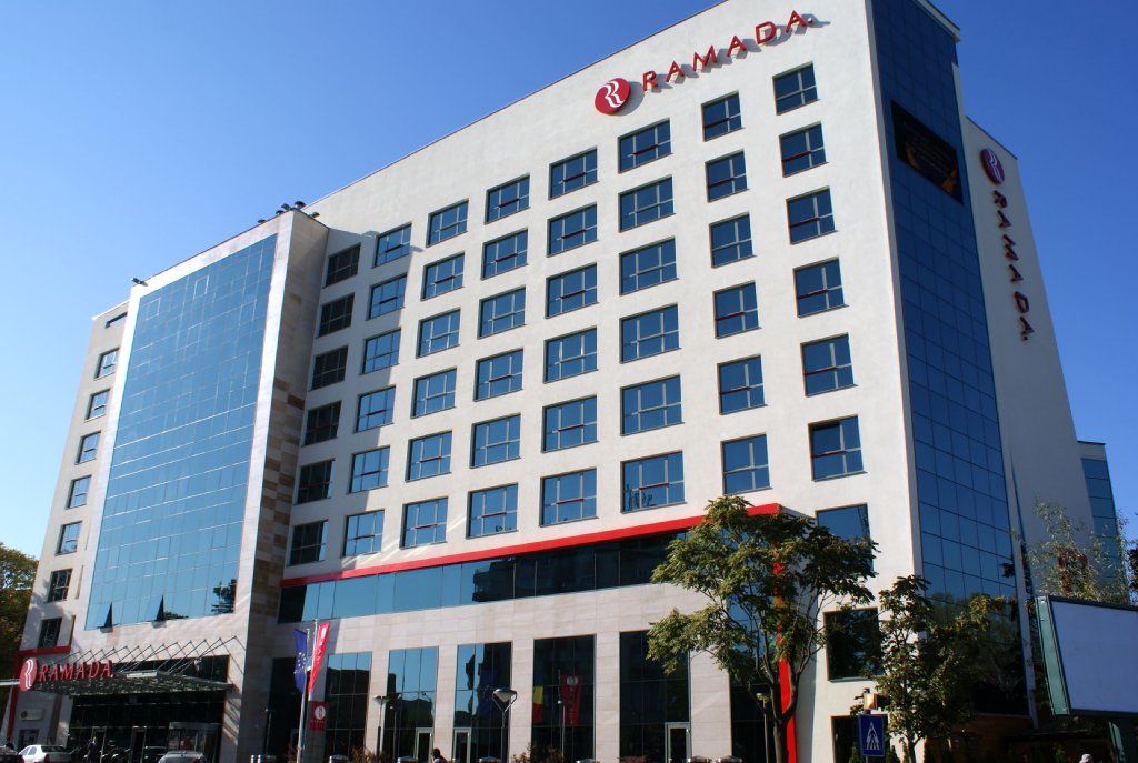 Hotel Ramada Питешти Экстерьер фото
