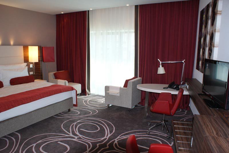 Hotel Ramada Питешти Экстерьер фото
