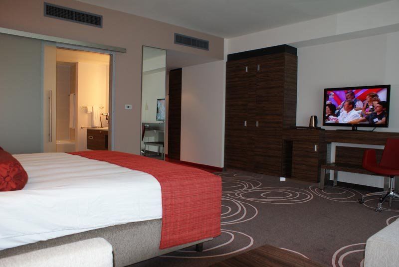 Hotel Ramada Питешти Экстерьер фото