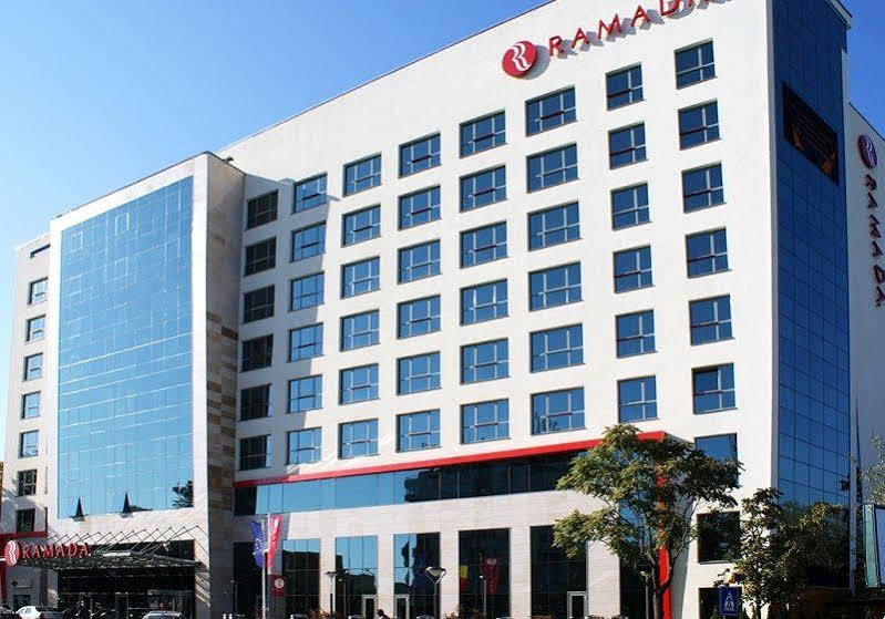 Hotel Ramada Питешти Экстерьер фото