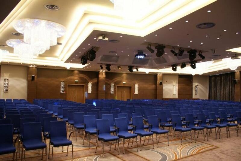 Hotel Ramada Питешти Экстерьер фото