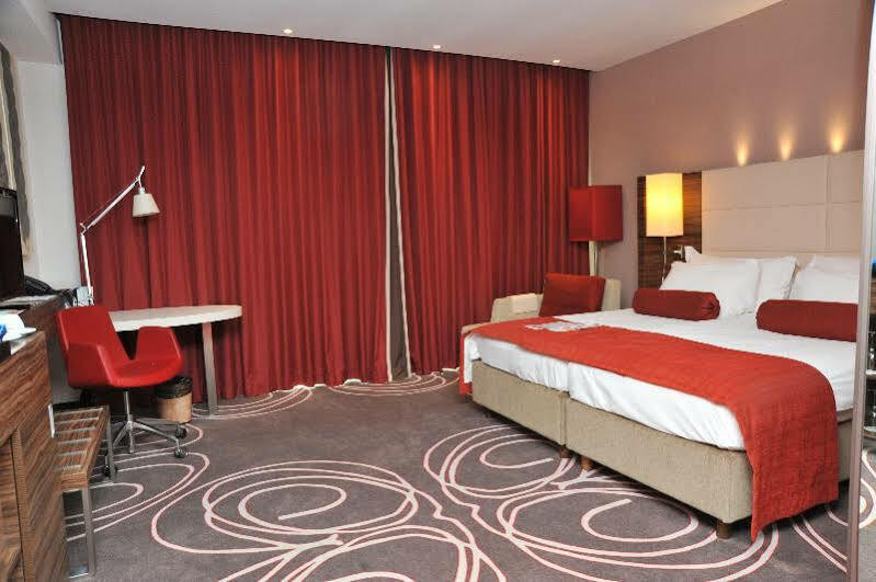 Hotel Ramada Питешти Экстерьер фото