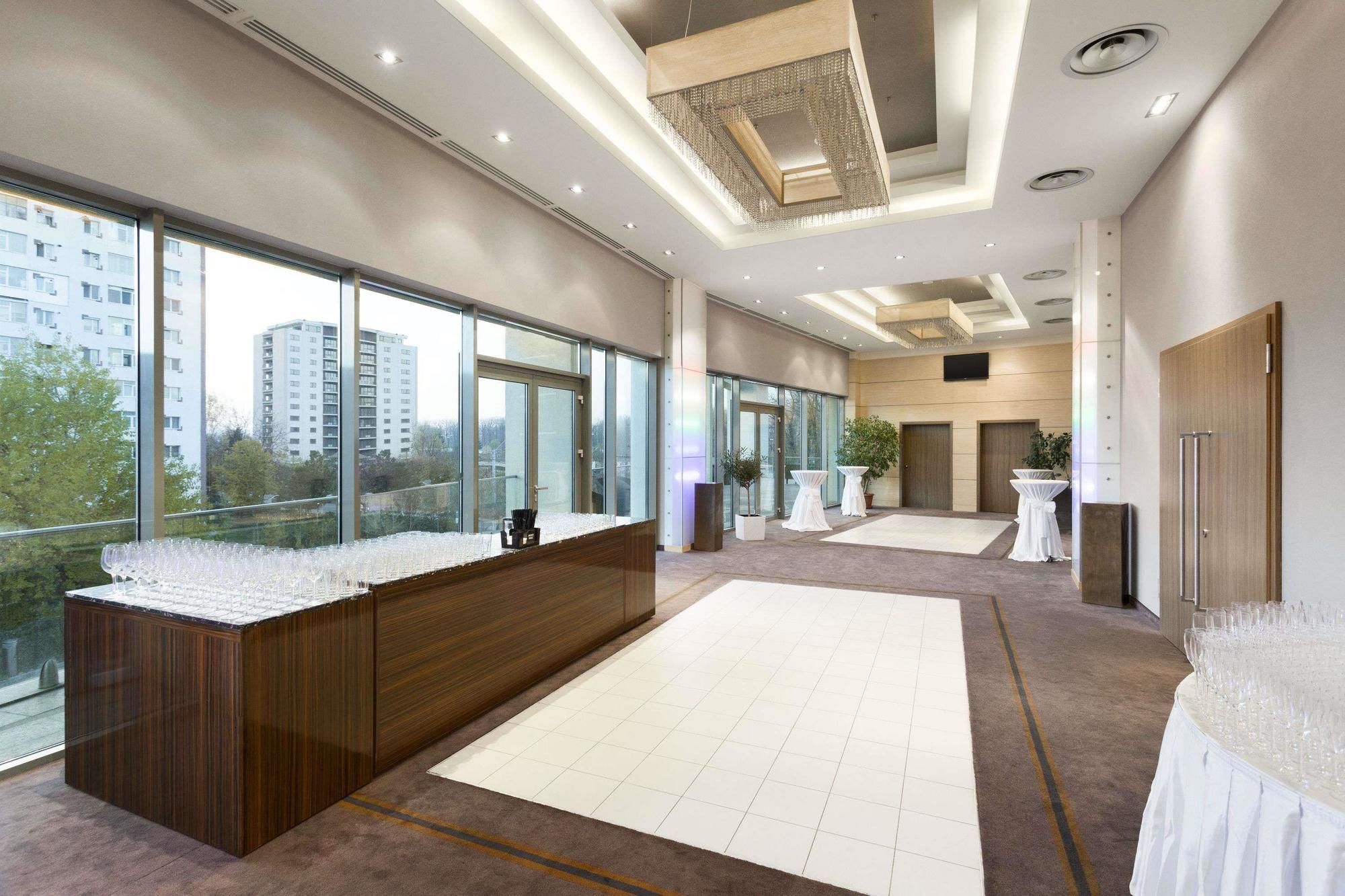 Hotel Ramada Питешти Экстерьер фото