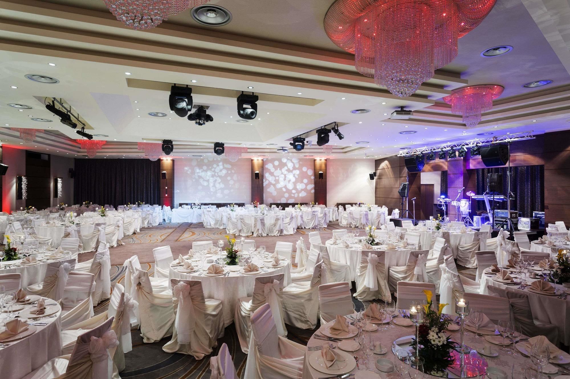 Hotel Ramada Питешти Экстерьер фото