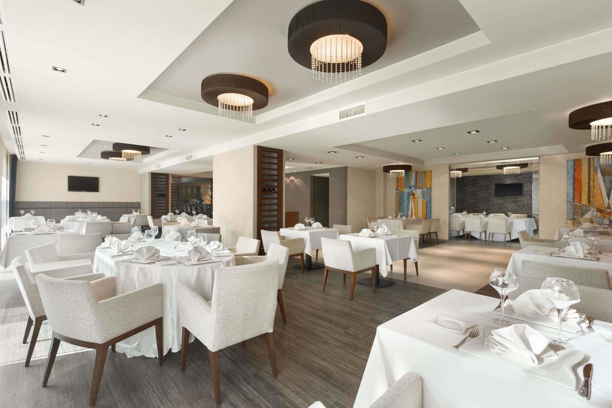 Hotel Ramada Питешти Экстерьер фото