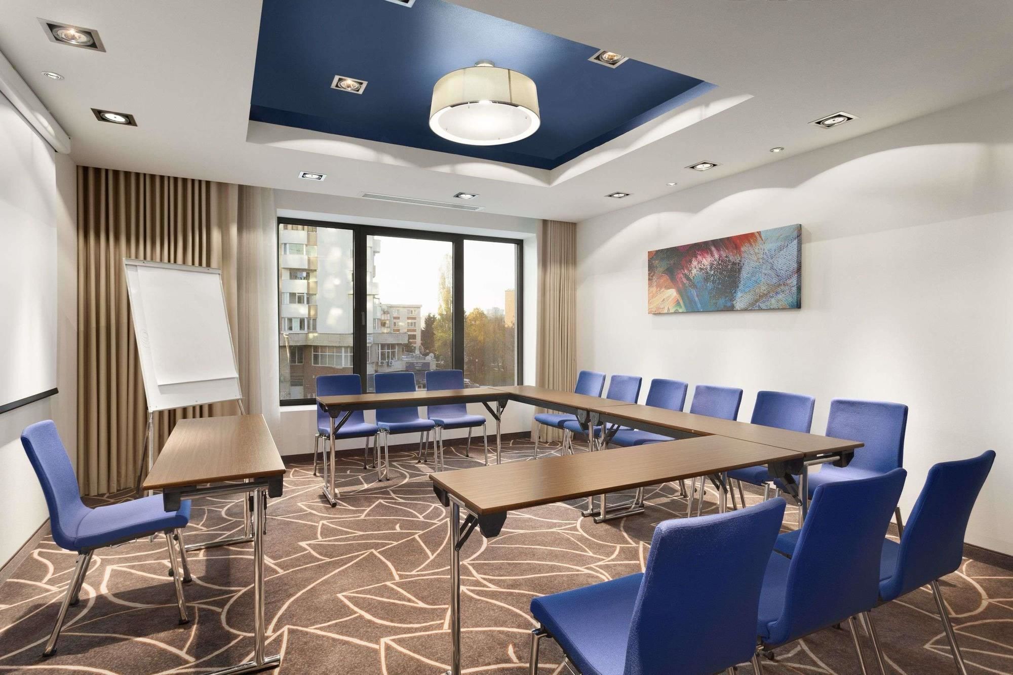Hotel Ramada Питешти Экстерьер фото