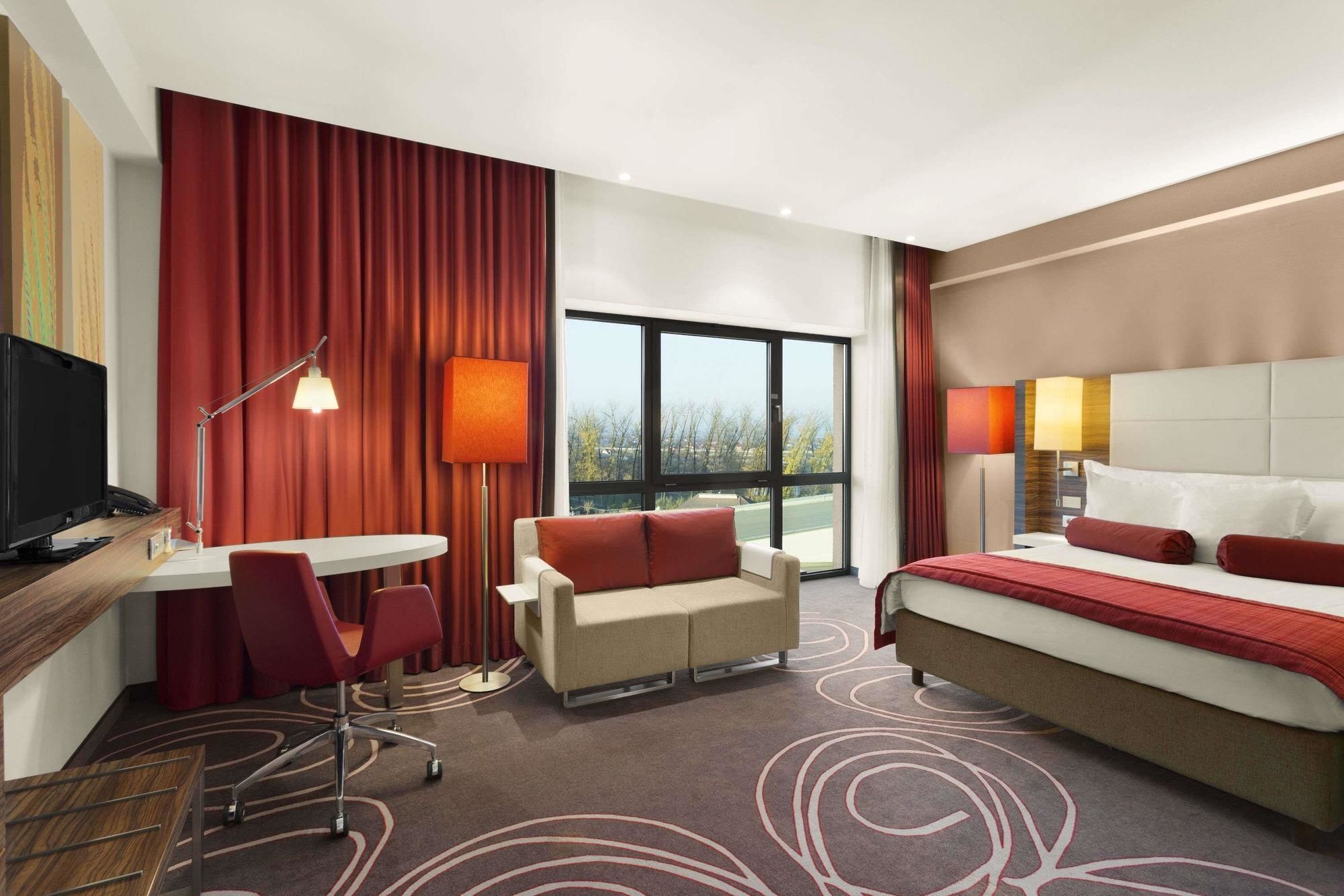 Hotel Ramada Питешти Экстерьер фото