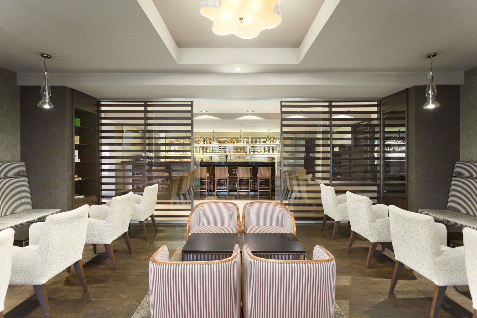 Hotel Ramada Питешти Экстерьер фото